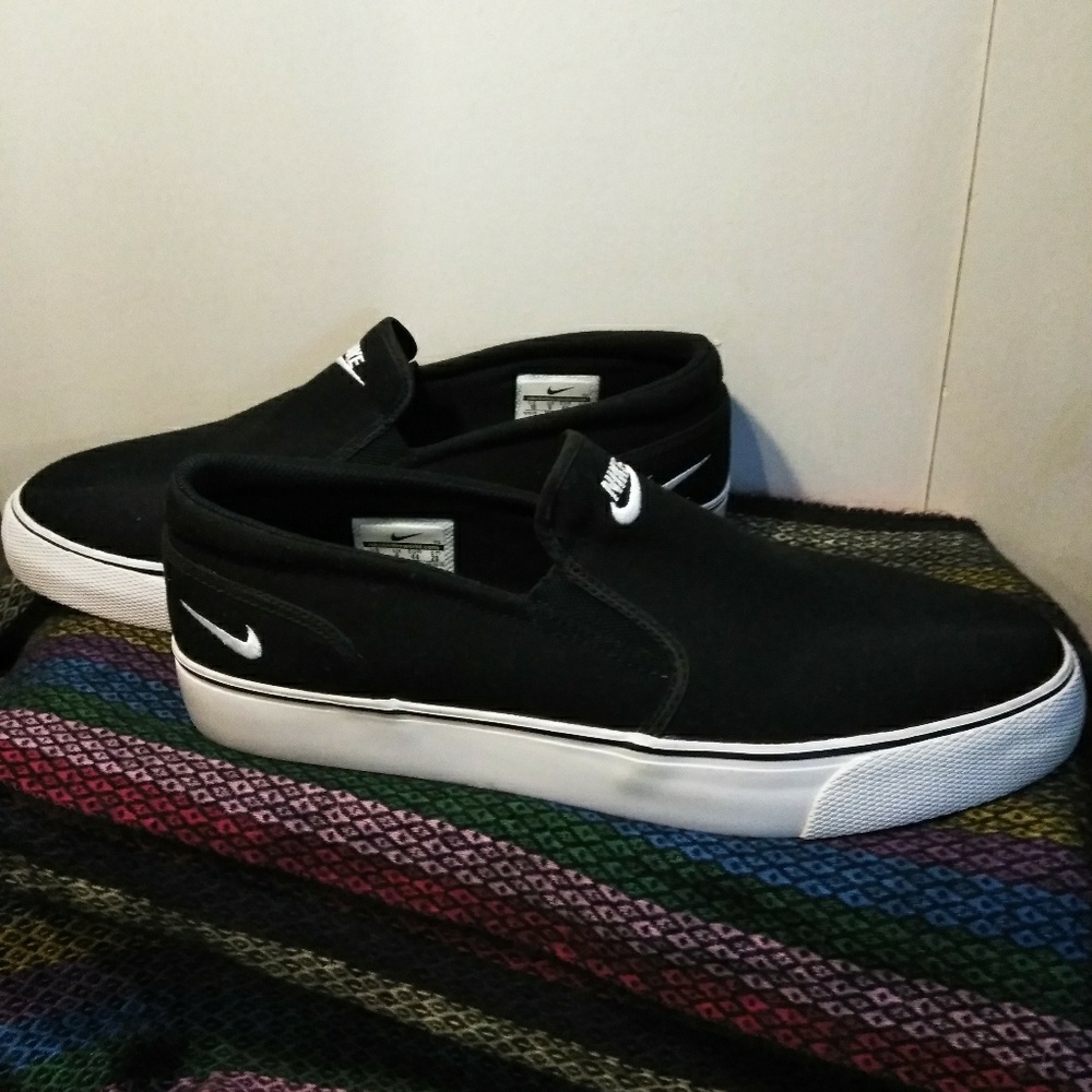 Nike Toki slip-ons